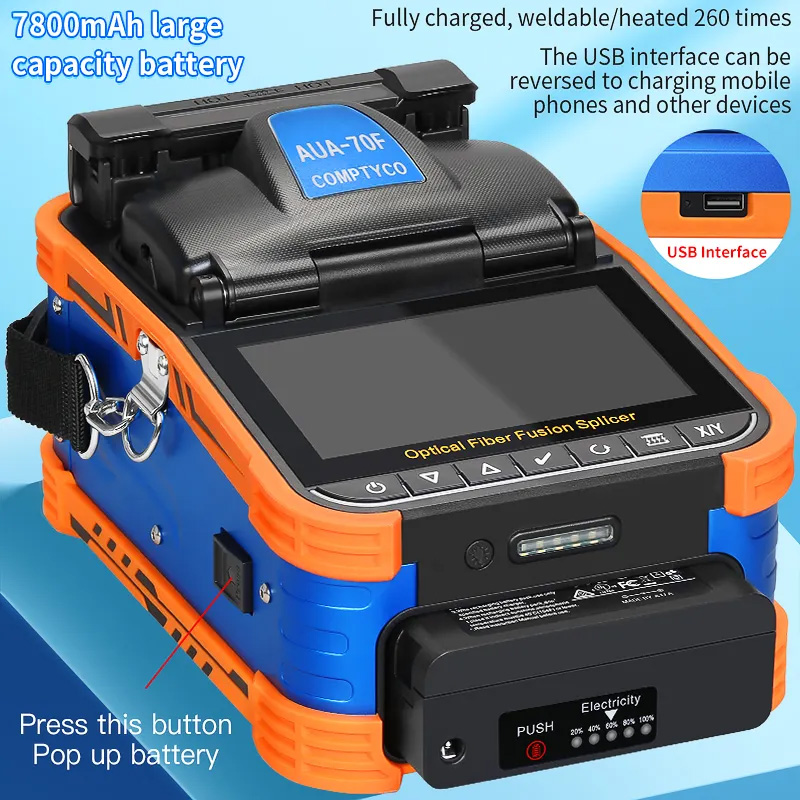 نمای نزدیک دستگاه فیوژن فیبر نوری COMPTYCO AUA-70F با باتری لیتیومی ۷۸۰۰ میلیآمپرساعتی، صفحه نمایش لمسی و پورت USB برای شارژ گوشی یا تجهیزات جانبی