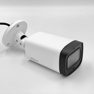 دوربین مداربسته داهوا مدل DH-HAC-HFW1200RP-Z-IRE6 با کیفیت تصویر 2 مگاپیکسل Starlight، لنز موتوردار 2.7-12 میلیمتری، دید در شب تا 60 متر با LED، استاندارد IP67 ضد آب و گرد و غبار، و میکروفن داخلی برای ضبط صدا