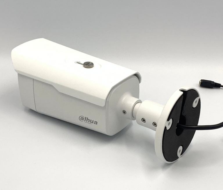 دوربین مداربسته داهوا مدل HAC-HFW1509TLMP-LED-S2 با طراحی بولت و لنز ثابت 3.6 میلیمتری، بدنه سفید و مقاوم